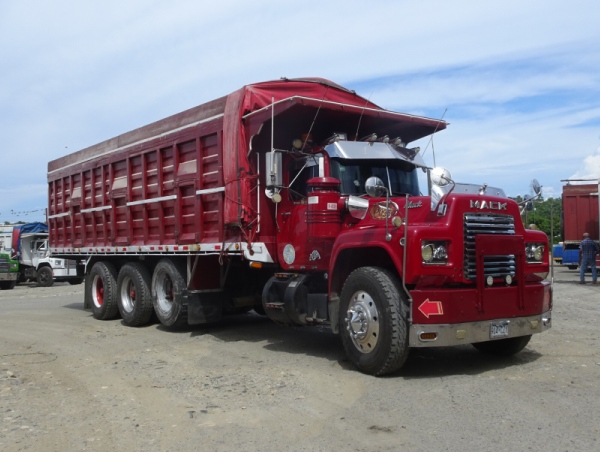 Mack R Model Maicero trucks